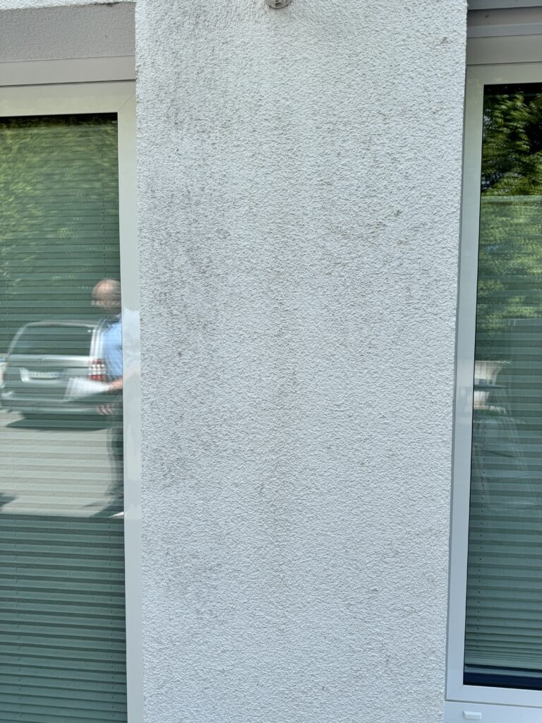 Starkverschmutzte WDVS Fassade
