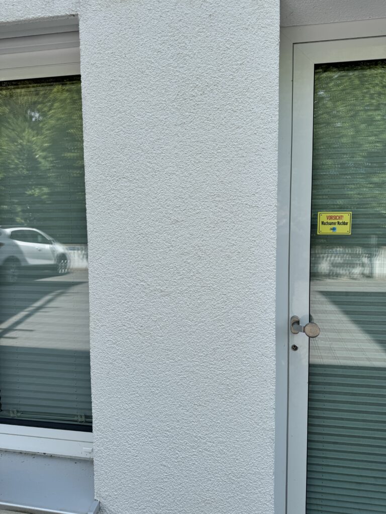 Starkverschmutzte WDVS Fassade