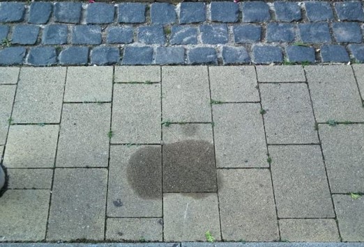Ölfleck der nicht nur die Umwelt belastet sondern auch sehr unschön aussieht