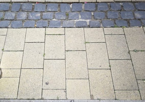 Ölfleck der nicht nur die Umwelt belastet sondern auch sehr unschön aussieht